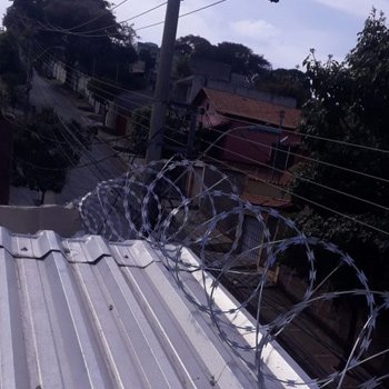 instalação-de-concertina-em-telhados-metalicos-e-galpoes
